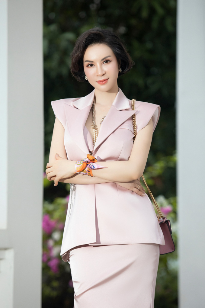Ngoài sắc trắng vừa cổ điển vừa thời thượng xuyên suốt năm tháng, Thanh Mai còn chứng tỏ nhãn quan tinh tường đối với thời trang khi chọn khoác lên mình set đồ gam hồng pastel yêu kiều, thanh lịch.