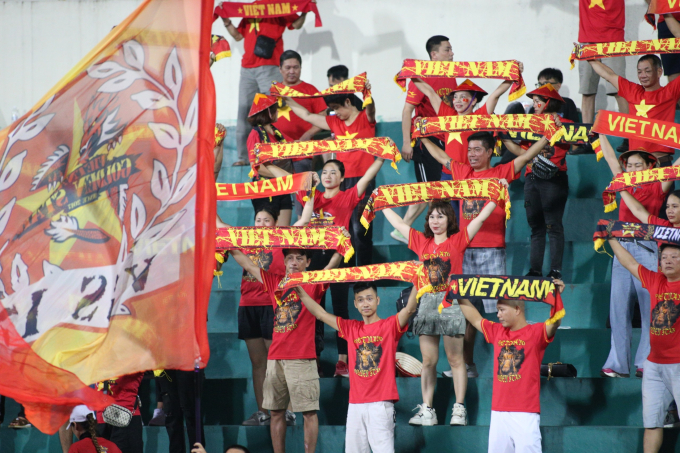 U23 Việt Nam nhận được sự cổ vũ nhiệt tình từ người hâm mộ trên SVĐ Việt Trì, Phú Thọ.