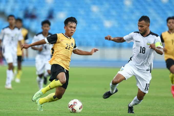 U23 Brunei (áo vàng) phải nhận tới 20 bàn thua sau 2 trận.