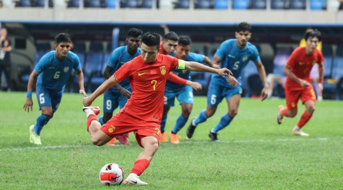 U23 Trung Quốc (áo đỏ) vượt qua U23 Ấn Độ nhờ bàn thắng ở phút bù giờ hiệp hai
