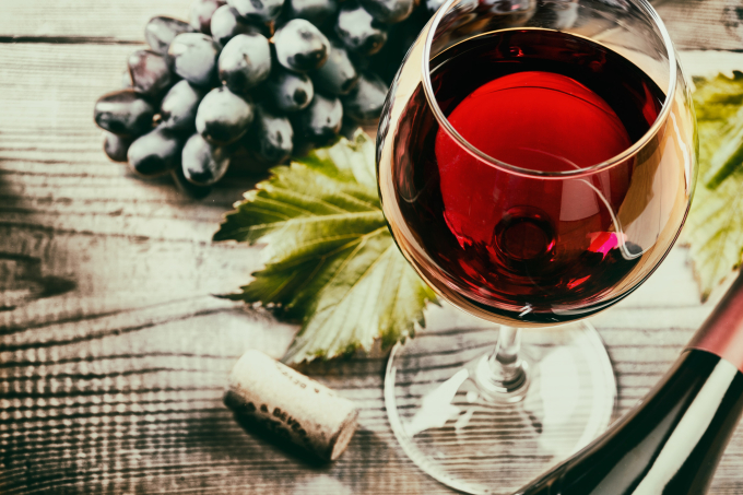 Các chuyên gia cho biết việc uống nhiều loại rượu vang đỏ có tác dụng tốt cho sức khỏe.
