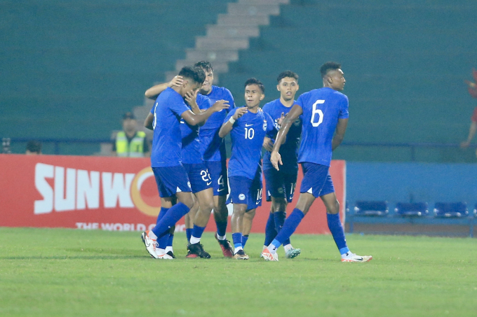 Các cầu thủ Singapore vui mừng với 1 điểm có được trước U23 Việt Nam. (Ảnh: NĐC)