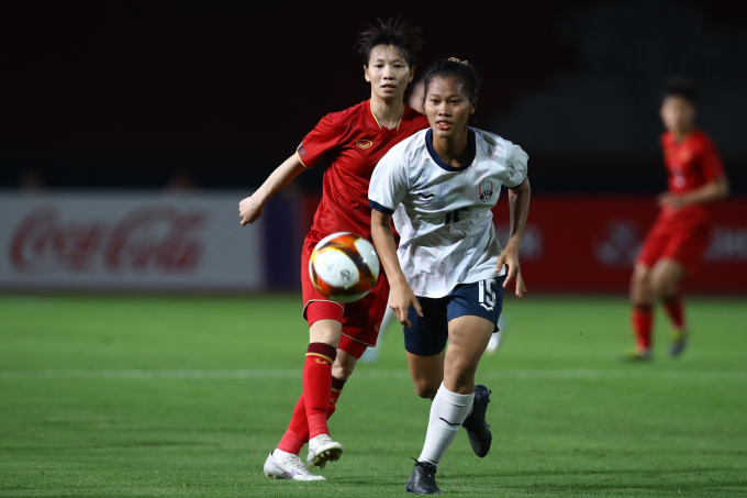 Tuyển nữ Campuchia (áo trắng) sẽ không tham dự Asiad 2022 diễn ra tại Trung Quốc.