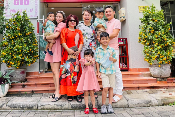 Vợ chồng nghệ sĩ Hai Nhất chụp hình cùng con trai Thành Đạt, con dâu Hải Băng và các cháu