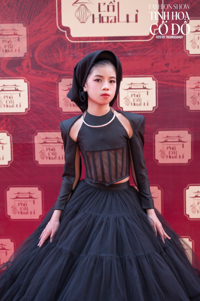 Trong Fashion Show Tinh hoa cố đô diễn ra mới đây tại phố cổ Hoa Lư, TP Ninh Bình, bên cạnh dàn nghệ sĩ, hoa hậu nổi tiếng hàng đầu showbiz thì sự xuất hiện của mẫu nhí 11 tuổi Đinh Linh Đan cũng thu hút sự chú ý đặc biệt đối với công chúng.