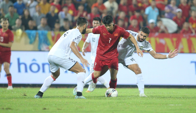 Công Phượng đã ghi 1 bàn thắng đẹp trước Palestine nhưng với HLV Troussier, như thế là chưa đủ (Ảnh: Tú Anh).