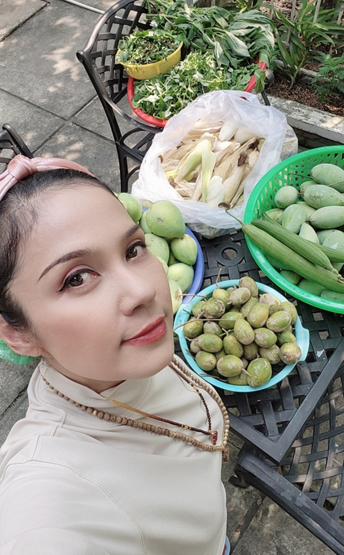 Việt Trinh khoe rau trái cô thu hoạch trong vườn nhà