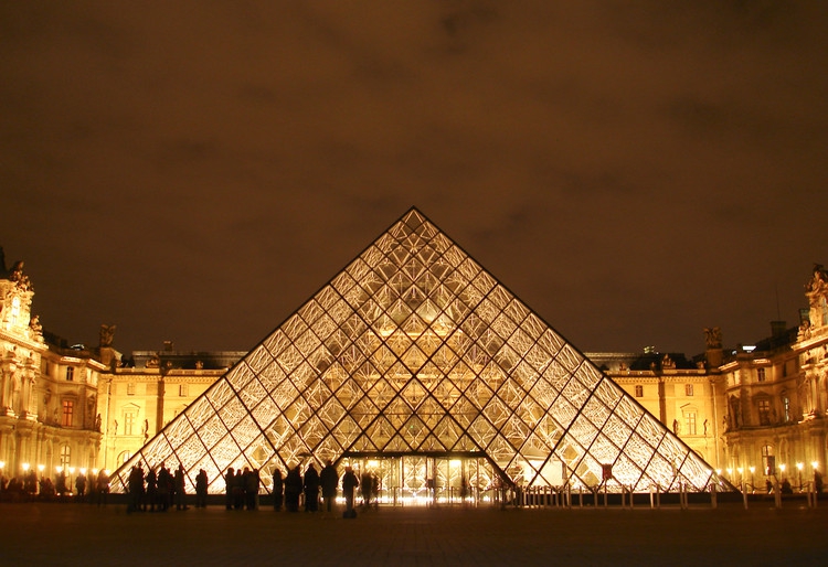 Kim tự tháp kính ở bảo tàng Lourve do Bối Duật Minh thiết kế được mệnh danh là viên kim cương trong lòng Paris. Ảnh: Internet