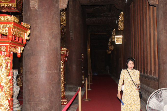 Bên trong Chính điện Lam Kinh, nơi cây lim hiến thân làm cột cái