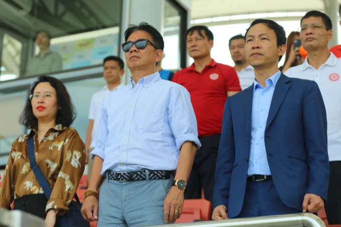 HLV Hoàng Anh Tuấn (giữa) vừa giúp U23 Việt Nam vô địch giải U23 Đông Nam Á 2023. Đó sẽ là tiền đề để ông tiếp tục tạo nên dấu ấn cùng các học trò của mình tại ASIAD 19. (Ảnh: TĐC)