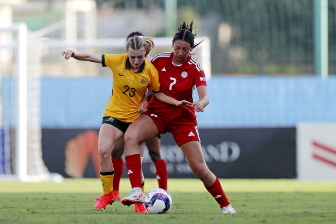 U17 nữ Philippines (áo đỏ) bất ngờ có 2 bàn dẫn trước.