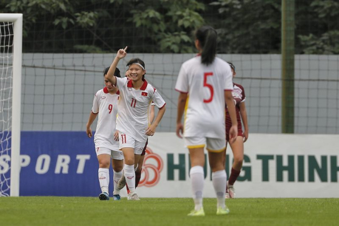 U17 nữ Việt Nam đánh bại U17 nữ Bangladesh trong trận ra quân vòng loại thứ hai.