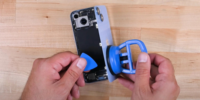 Kính mặt sau iPhone 14 có thể được tháo từ phía sau.