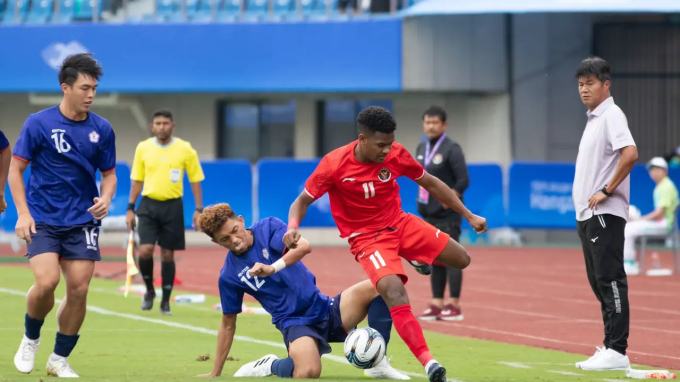 Lối chơi quyết liệt của U23 Đài Bắc Trung Hoa khiến U23 Indonesia gặp khó.