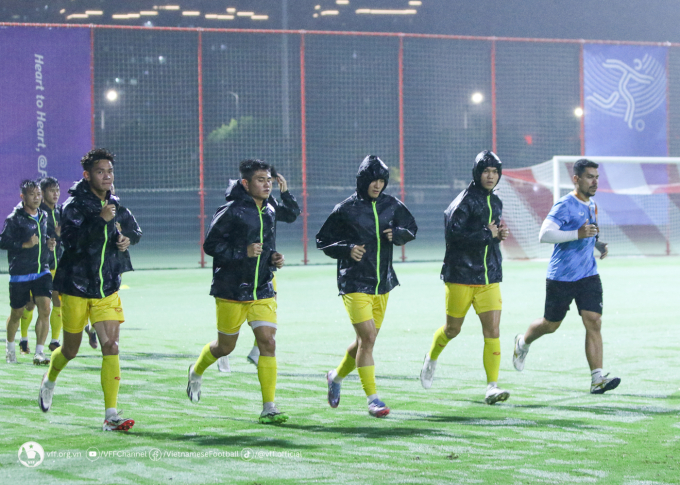 U23 Việt Nam của HLV Hoàng Anh Tuấn đang hối hả tập luyện dù trời đổ mưa, để chuẩn bị cho trận đấu U23 Saudi Arabia lúc 18h30 ngày 24/9.