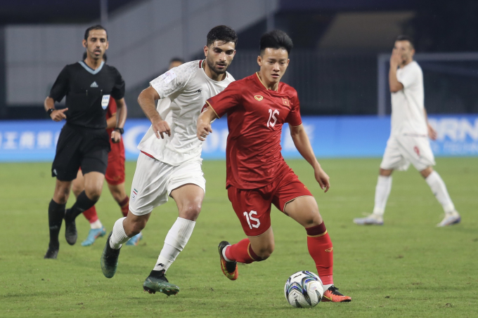 Trận thua đậm 0-4 trước U23 Iran đẩy U23 Việt Nam vào tình thế khó khăn. Trên BXH các đội hạng ba, chúng ta chỉ hơn U23 Myanmar ở điểm kỷ luật (-4 vs -5) (Ảnh: Đình Đình).