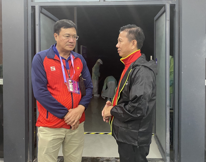 Trưởng đoàn thể thao Việt Nam tại Asiad 2023, Cục trưởng cục Thể dục Thể thao, ông Đặng Hà Việt nghe HLV Hoàng Anh Tuấn báo cáo tình hình của U23 Việt Nam. (Ảnh: Tam Ninh)