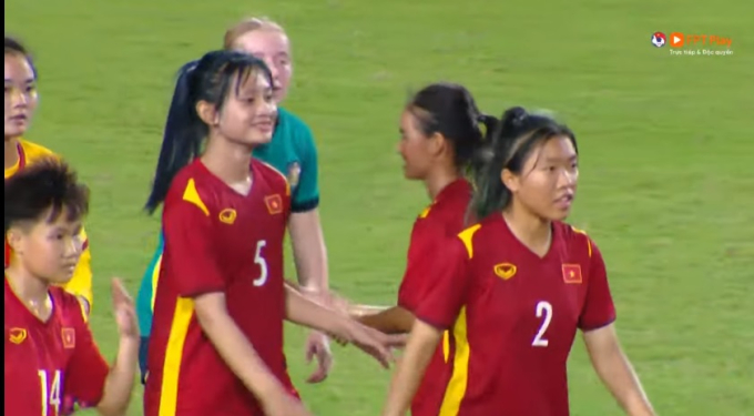 Dẫn trước song đáng tiếc là U17 nữ Việt Nam lại nhận liền 2 bàn thua.