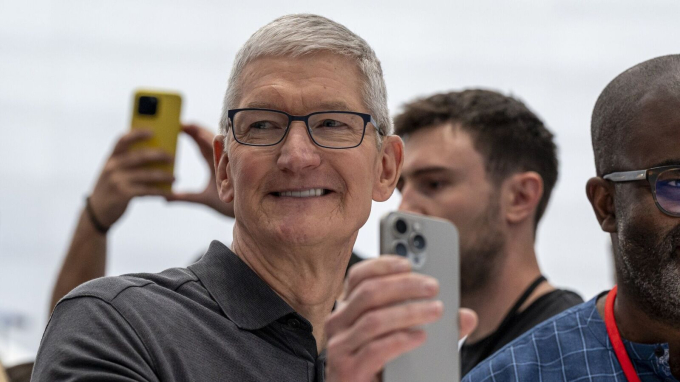 CEO Apple Tim Cook với một chiếc iPhone 15 Pro Max trên tay trong sự kiện ra mắt hôm 12/9, tuy nhiên sẽ không có người dùng nào cầm mẫu smartphone theo cách này (Ảnh: Bloomberg)