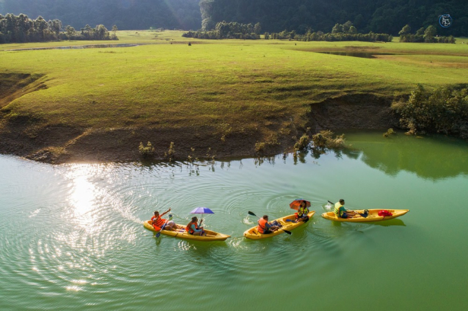   Chèo thuyền kayak mùa nước lên ở thảo nguyên Đồng Lâm (Ảnh Thanhluan)  