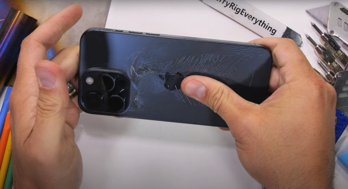 Kính mặt sau iPhone 15 Pro Max rạn vỡ sau thử nghiệm uốn cong của 