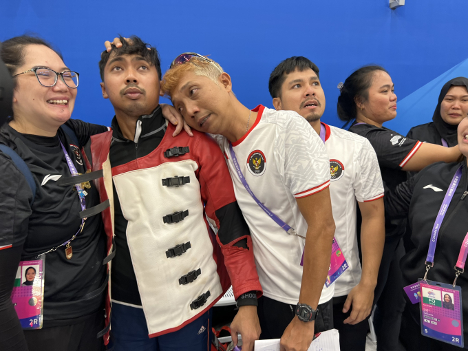 Muhammad Sejahtera Dwi Putra (thứ hai từ trái sang) thi đấu chói sáng tại Asiad 2023. (Ảnh: Tam Ninh)