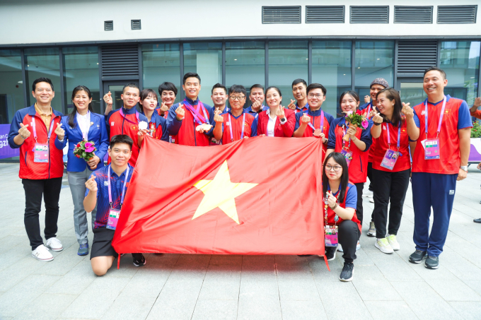 Đội tuyển bắn súng Việt Nam ăn mừng thành tích ấn tượng trong ngày thi đấu 28/9. (Ảnh: Tam Ninh)