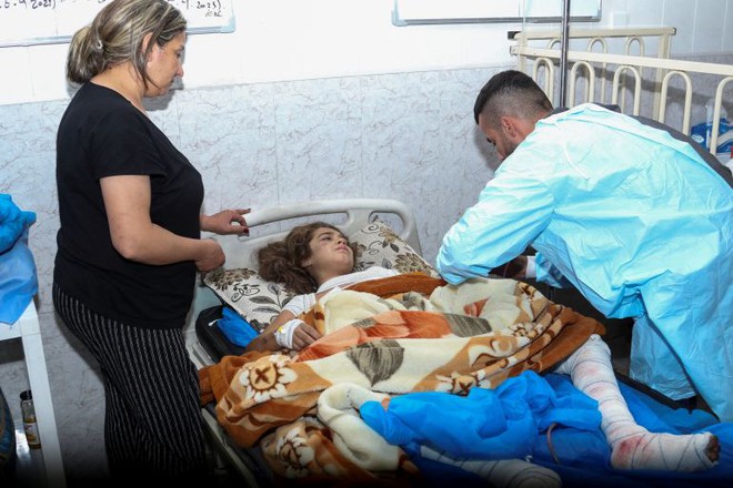   Các nạn nhân bị thương đang được tích cực điều trị tại nhiều bệnh viện (Ảnh Azad Lashkari/Reuters)  