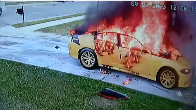 Chiếc Dodge Charger cháy dữ dội sau khi xảy ra vụ nổ.