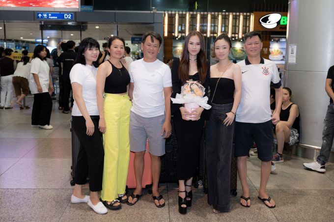 Người thân, bạn bè tiễn Hồng Vân ra sân bay.
