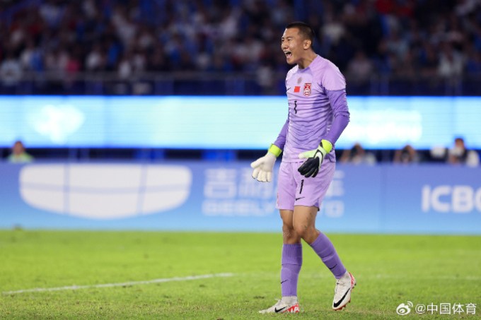 Thủ môn Han Jiaqi mắc sai sót dẫn đến bàn thua thứ hai của U23 Trung Quốc.