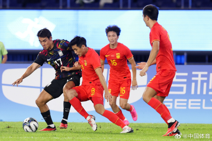 U23 Trung Quốc (áo đỏ) phòng ngự quyết liệt trong những phút đầu trận.