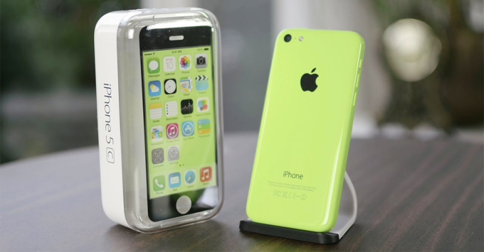 Để cạnh tranh với smartphone Android vỏ nhựa rẻ tiền, Apple cũng từng phải tung ra iPhone nhựa rẻ tiền.