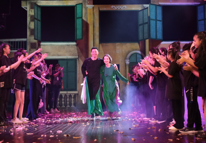 Biên đạo Nguyễn Viết Thành và bà xã Chu Quỳnh Trang cùng các vũ công nhí của vở đại vũ kịch