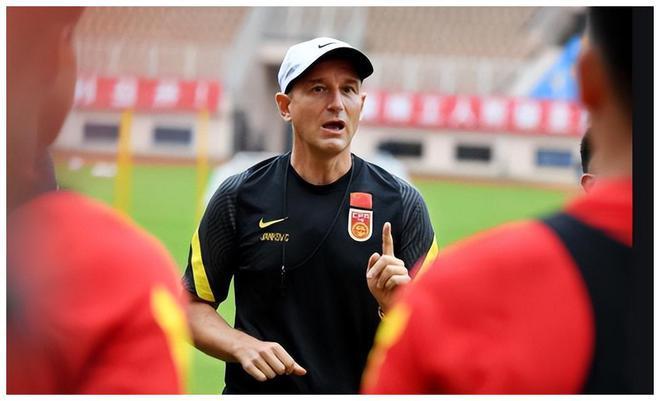 Thay vì bị sa thải như tin đồn, HLV Jankovic vừa đưa ra danh sách triệu tập gồm 26 tuyển thủ để chuẩn bị cho trận gặp tuyển Việt Nam.