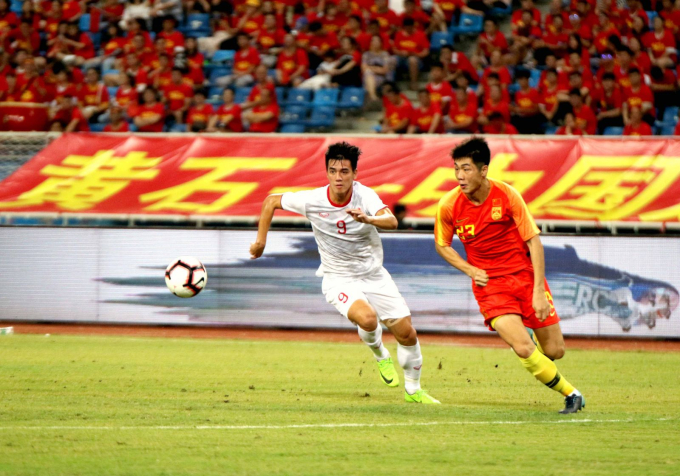 Tiến Linh ghi 2 bàn vào lưới U23 Trung Quốc ngay trên sân khách.