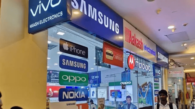 Các thương hiệu smartphone tại một cửa hàng bán lẻ ở Ấn Độ (Ảnh: Sohu).