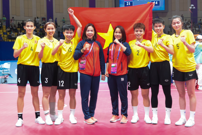 HLV Trần Thị Vui (thứ tư từ phải sang) tự hào với thành tích của các học trò. (Ảnh: Tam Ninh)