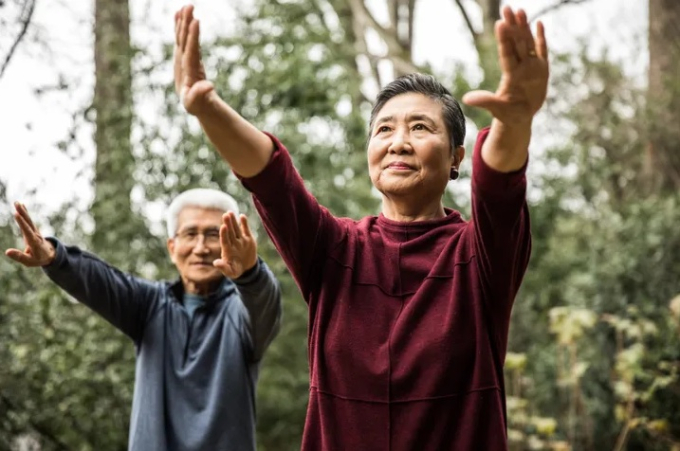 Lão hóa khỏe mạnh bao gồm ba yếu tố khác nhau. Đó là sức khỏe thể chất, kết nối cảm xúc và hỗ trợ tinh thần. 