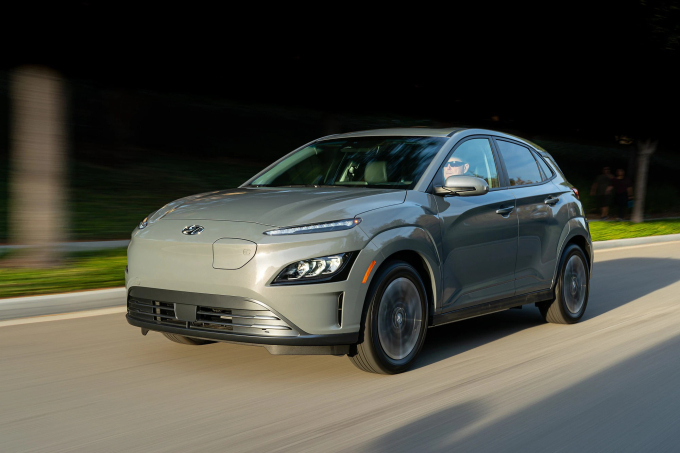 Theo tính toán của Car And Driver, Hyundai Kona bản thuần điện có chi phí sử dụng cao hơn bản thuần xăng. Ảnh: Car And Driver
