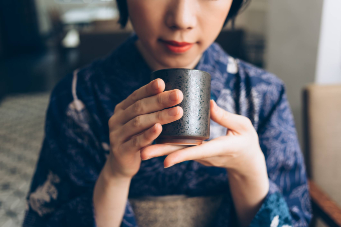 Người dân Vùng Xanh Okinawa, Nhật Bản có thói quen uống trà xanh xuyên suốt cả ngày.