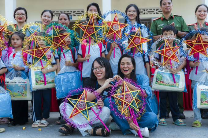 NTK Thảo Nguyễn “thay màu ngói mới”, mang ngôi trường cho các em nhỏ vùng cao  