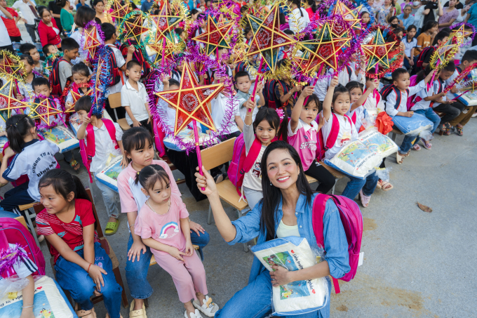 NTK Thảo Nguyễn “thay màu ngói mới”, mang ngôi trường cho các em nhỏ vùng cao  