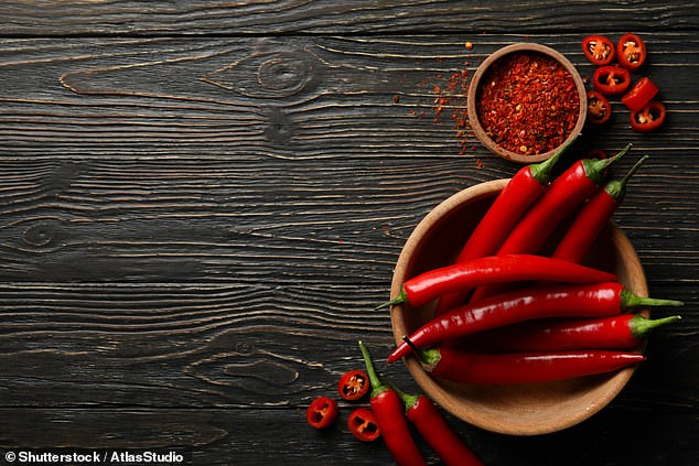 Những thực phẩm siêu cay như ớt có thể gây đầy hơi, chướng bụng và xì hơi nhiều lần.