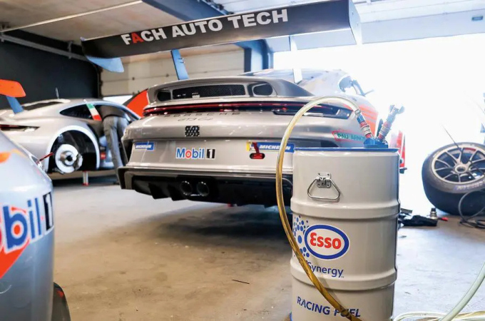 Porsche và đối tác đã nghiên cứu ra loại xăng thân thiện với môi trường. Ảnh: Autocar