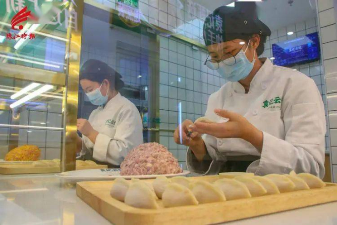 Các thợ làm bánh của “Yuan ji yun jiao” đang làm sủi cảo.