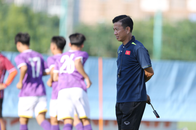 HLV Hoàng Anh Tuấn liên tục dẫn dắt các đội tuyển trẻ Việt Nam trong năm nay. (Ảnh: HT)