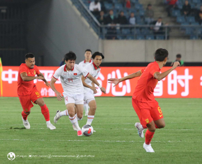 Okezone cho rằng tuyển Trung Quốc đã chơi áp đảo trước tuyển Việt Nam.