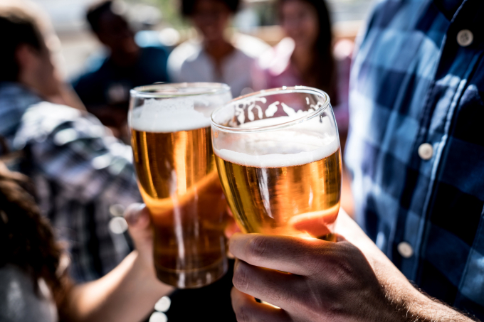 Bia, giống như bất kỳ đồ uống có cồn nào, có thể tác động đáng kể đến cơ thể. 