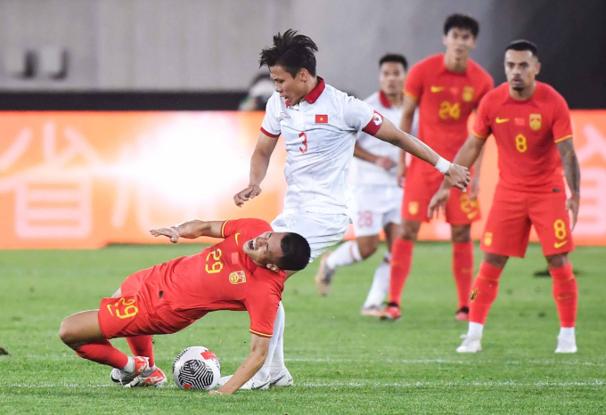 Đội tuyển Việt Nam đã phải nếm trải thất bại đầu tiên dưới thời HLV Troussier sau chuỗi 3 trận toàn thắng.